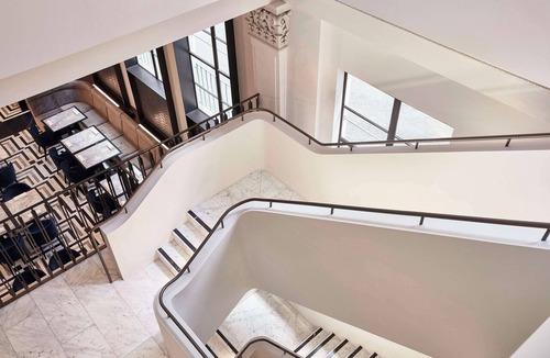 Melbourne Central Business District Hotel | Hilton Melbourne Little Queen Street
