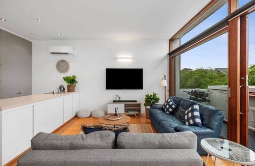 Barwon Heads House | Hitchcock Getaway -Main Street Loft, 150m to Beach