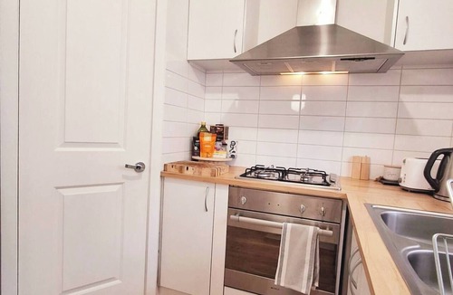 Laverton House | Holiday House in Laverton Modern Comfort ,Walk to Train Station,Car Hire Option