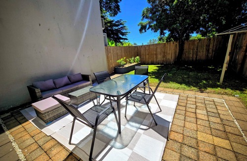 Holloways Beach House | Holloways Beach Townhouse Ideal for Professionals