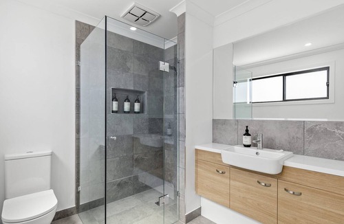 Anglesea House | Holmly 1 - Premium Position, Walk to Everything!