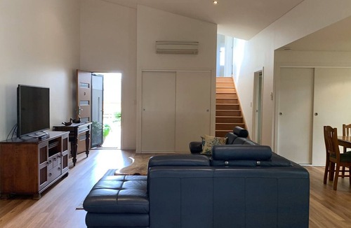 Brunswick Heads Apartment | HOOK WINE SINKER, TOP NOTCH