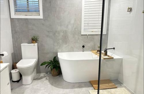 Glenning Valley House | Hot swimming Spa Pool Family Retreat