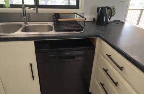 Riverview House | House with huge back yard and side access, 11 Beds