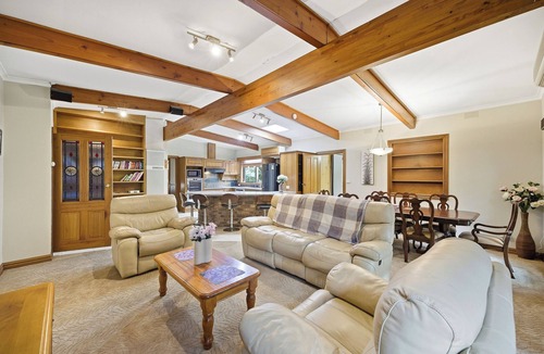 Clyde House | Huge 5 Bed Party House: Pool/Renovated Tram/Bar/Games Room/Family Stay