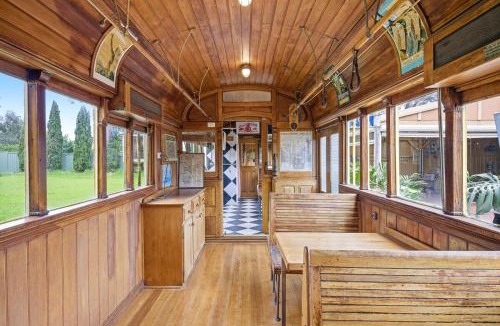 Clyde House | Huge 5 Bed Party House Pool, Renovated Tram, Bar