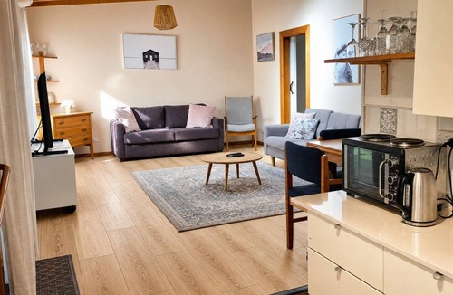 Huskisson Hostel | Husky Hangout by Book Jervis Bay - Close to everything - Pet Friendly