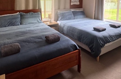 Huskisson Hostel | Husky Hangout by Book Jervis Bay - Close to everything - Pet Friendly