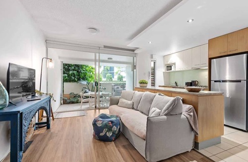 Teneriffe Apartment | Hustle & Bustle! 2 Bed/1Bath/1Car/Pool ~ Teneriffe