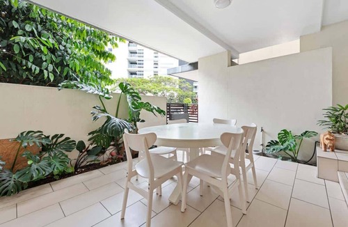 Teneriffe Apartment | Hustle & Bustle! 2 Bed/1Bath/1Car/Pool ~ Teneriffe