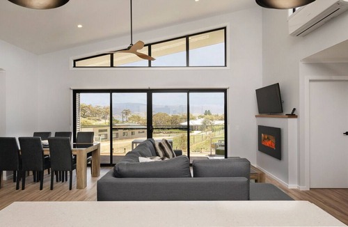 East Jindabyne House | Ideal for both winter and summer adventures in the Snowy Mountains.