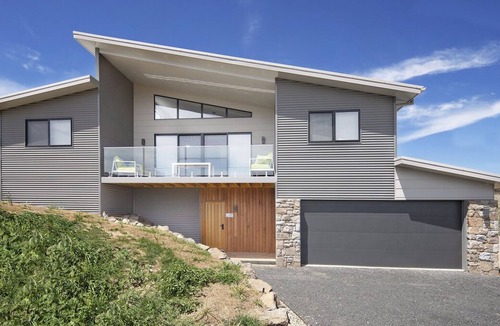 East Jindabyne House | Ideal for both winter and summer adventures in the Snowy Mountains.