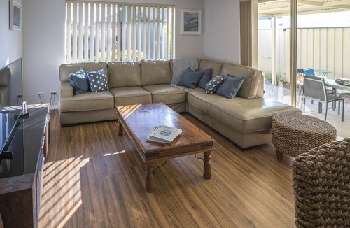 Geographe House | Indoyo Retreat - in stunning Geographe Bay (free wifi, Netflix and dogs welcome)