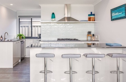 Dunsborough House | INVITING HOLIDAY ESCAPE BOASTING A SPARKLING POOL