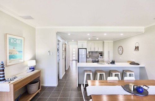 Waterhouse House | Iona Blue 2 bedroom Townhouse 200m to restaurants & shops