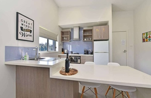 Pokolbin Villa | Ironbark Hill Spa Bath Villa 1- Tyrian