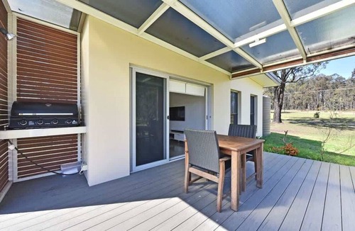 Pokolbin Villa | Ironbark Hill Spa Bath Villa 1- Tyrian