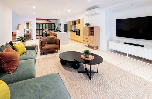 Mudjimba House | Island Retreat Mudjimba - 200m to the beach