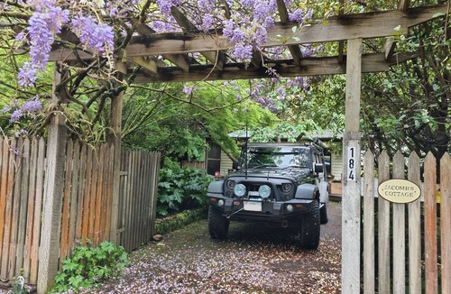 Walhalla Cottage | Jacomb's Cottage and Studio. Enjoy the Tranquillity. Walk to Town