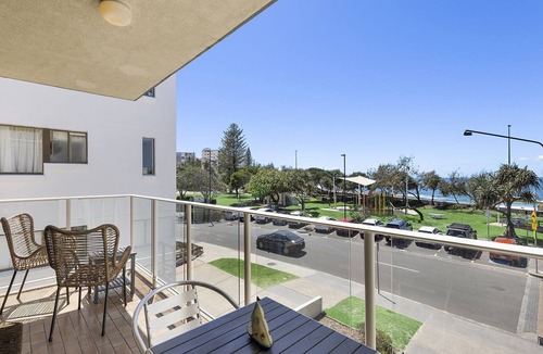 Kings Beach Apartment | Jamarkos Unit 4 Kings Beach QLD