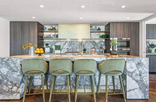 Port Melbourne Apartment | Jaw-dropping 4BD Penthouse in Beachside Resort