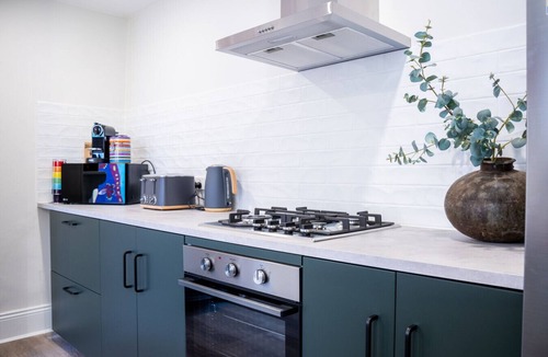 Glenelg House | Jetty Rd 50m Walk - Beach - Cafes - Coffee - Wifi