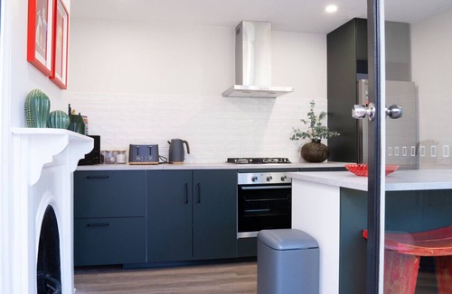 Glenelg House | Jetty Rd 50m Walk - Beach - Cafes - Coffee - Wifi