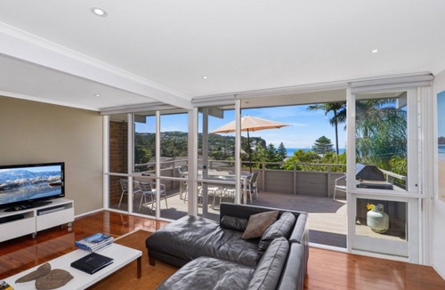 Copacabana House | Jewel on the Glade - 1 Min Walk to the Beach