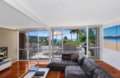 Copacabana House | Jewel on the Glade - 1 Min Walk to the Beach