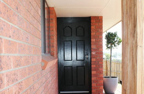 Warrnambool House | Jimmara Sands: Central home close to shops and beach