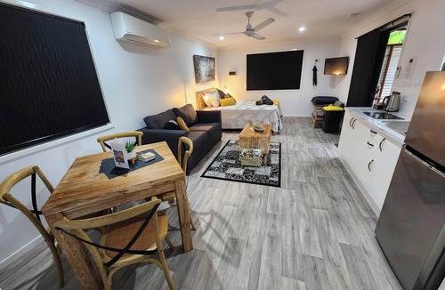 Dalby Cabin | Jubri's Hideaway Luxury Cabin Java Black