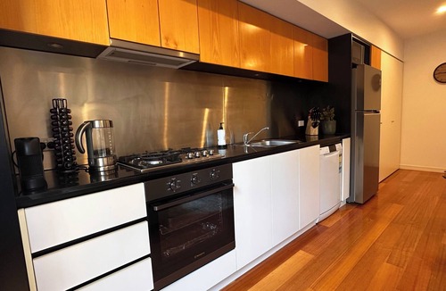 Chinatown Apartment | Juliet | Laneway Gem · Theatre Precinct · Free Parking, Parking option