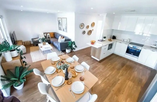 Wagga Wagga House | Just book it! Ruby - a spacious house in the CBD