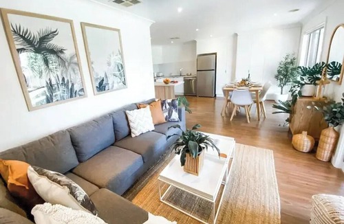Wagga Wagga House | Just book it! Ruby - a spacious house in the CBD