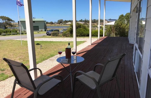 Alexandrina House | Kangaroo Pause Holiday home at Clayton Bay