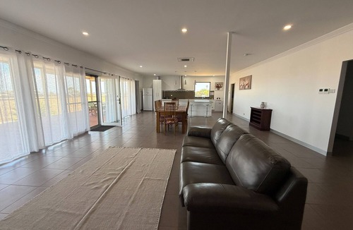 Melville House | Karma on Compass-Large games area downstairs! Off Peak Special!