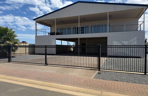 Melville House | Karma on Compass-Large games area downstairs! Off Peak Special!