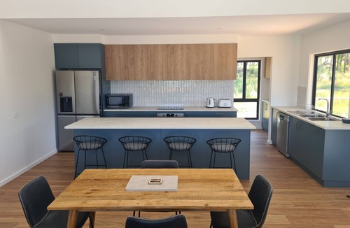 Khancoban House | Khancoban Getaway. Modern 3-bedroom home backing onto 9-hole golf course.