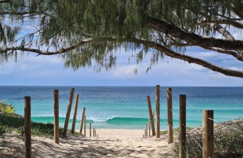 Forster House | KICK BACK BEACH SHACK - BEACH,SURF & OCEAN VIEWS + WALK TO BEACH + PET FRIENDLY!