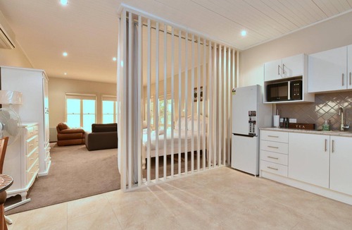 Pokolbin Apartment | King 1 - you can honestly walk to Bimbadgen and Hope Estate concerts