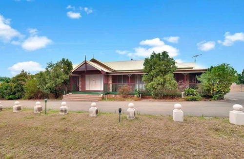Pokolbin Apartment | King 1 - you can honestly walk to Bimbadgen and Hope Estate concerts