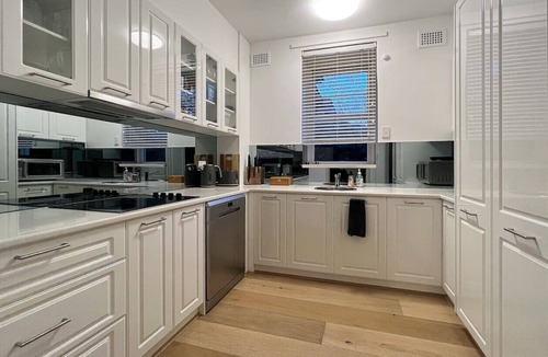 Wagga Wagga Apartment | King Bed Art Deco Apartment · 60 Sec to Wagga CBD
