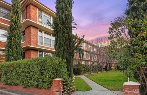 Wagga Wagga Apartment | King Bed Art Deco Apartment · 60 Sec to Wagga CBD