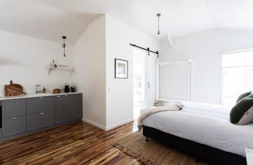 Richmond House | King Bed Studio in the Heart of Richmond