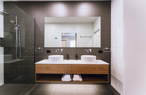 Woodside Hotel | King/Twin Suite - Self contained suite with 1 King bed or Twins and single sofa bed