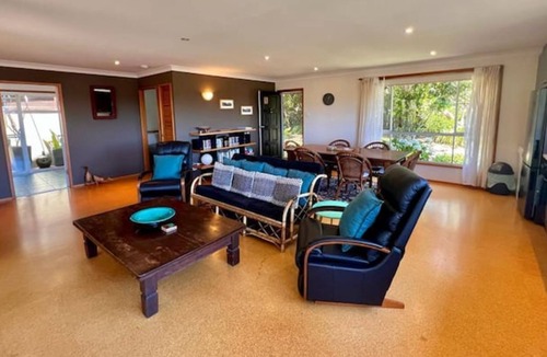 Vincentia House | Kookaburra Dreaming by Book Jervis Bay - Only 400m from the beach