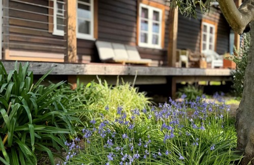 Denmark House | Koolbardi Cottage: 2-min walk to town/river, wood fire