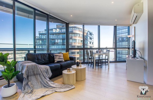 Docklands Apartment | KOZYGURU | DOCKLANDS | HIGH LEVEL WATERVIEW | 1BED | POOL | VDO883
