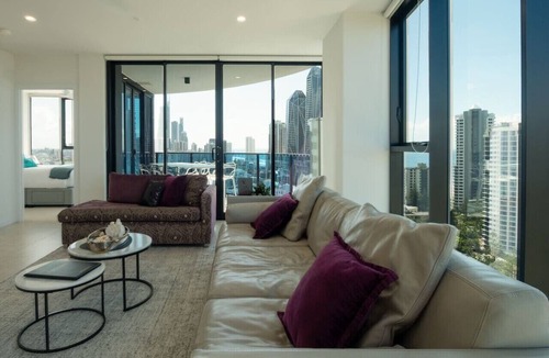 Broadbeach Apartment | L18 Stunning 3 BRM Apt with Beach Views