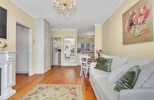 Unley Apartment | La Belle Fleur Vintage Allure near Parklands and CBD